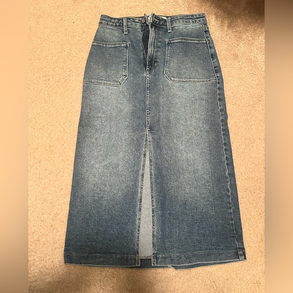 Just Black Denim skirt, size medium, fits like a 26/27. Such a cute style!